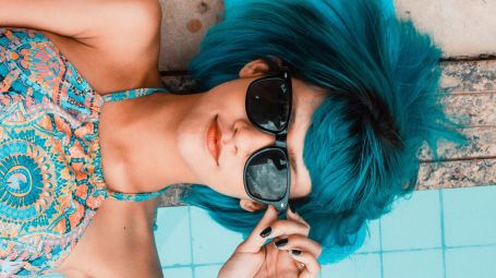 ragazza, capelli blu, piscina