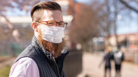 uomo con barba indossa mascherina