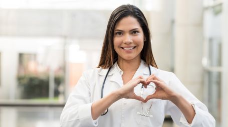 cardiologa, dottoressa fa segno cuore