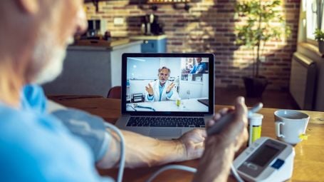 uomo consulta medico sul notebook, telemedicina