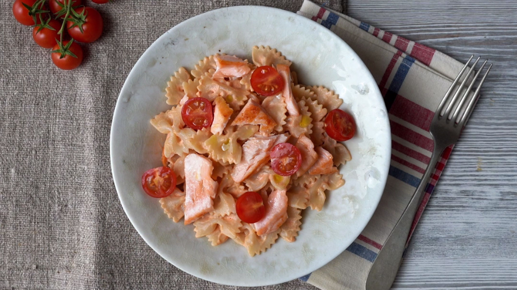 Farfalle con salmone e pomodoro, la ricetta ideale anche per i bambini Farfalle con salmone e pomodoro, la ricetta ideale anche per i bambini