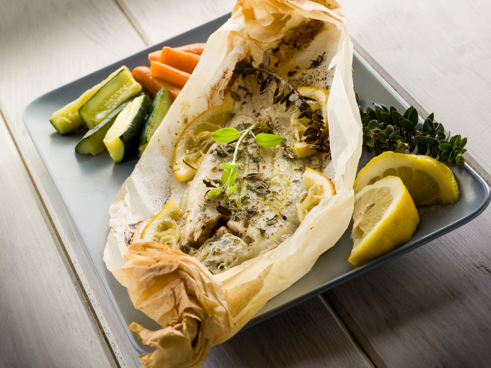 Pollo, pesce e verdure al cartoccio: 3 ricette gustose e sane da provare Pollo, pesce e verdure al cartoccio: 3 ricette gustose e sane da provare