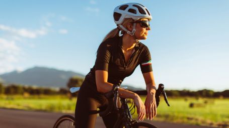 donna in bici con casco