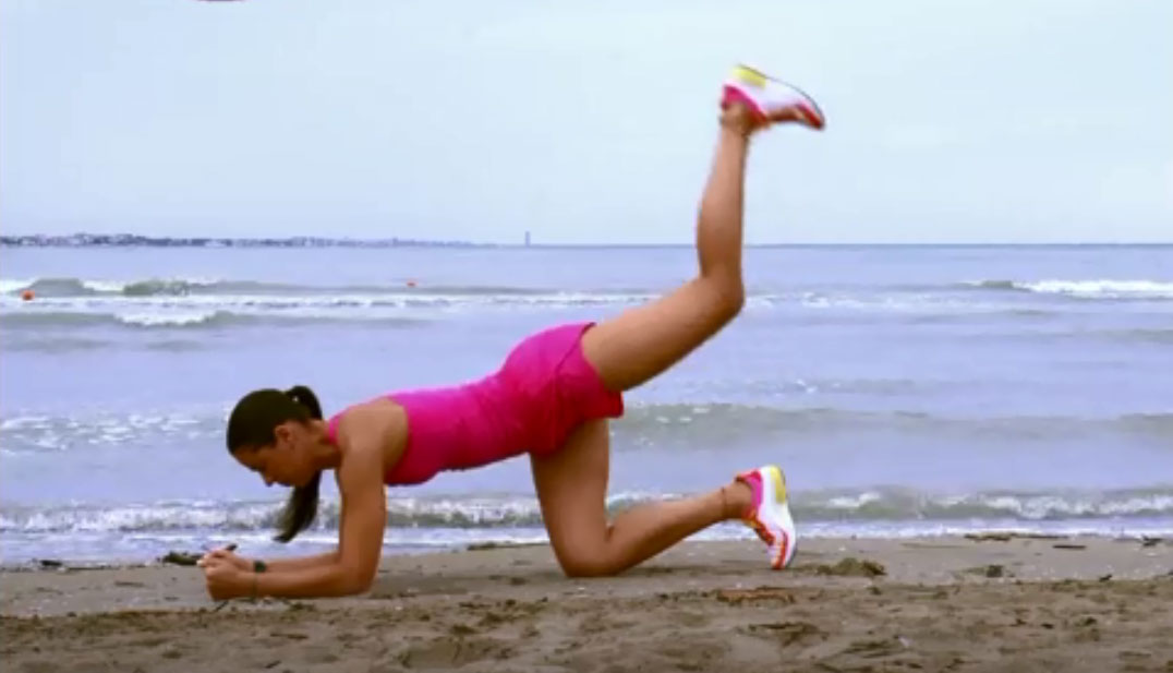 Glutei tonici: allenamento in spiaggia – Video Glutei tonici: allenamento in spiaggia – Video