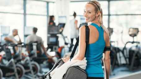 donna in palestra, borsa, fitness