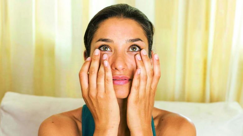 Galleria foto 'L’automassaggio in 5 mosse per un viso luminoso' - foto 2