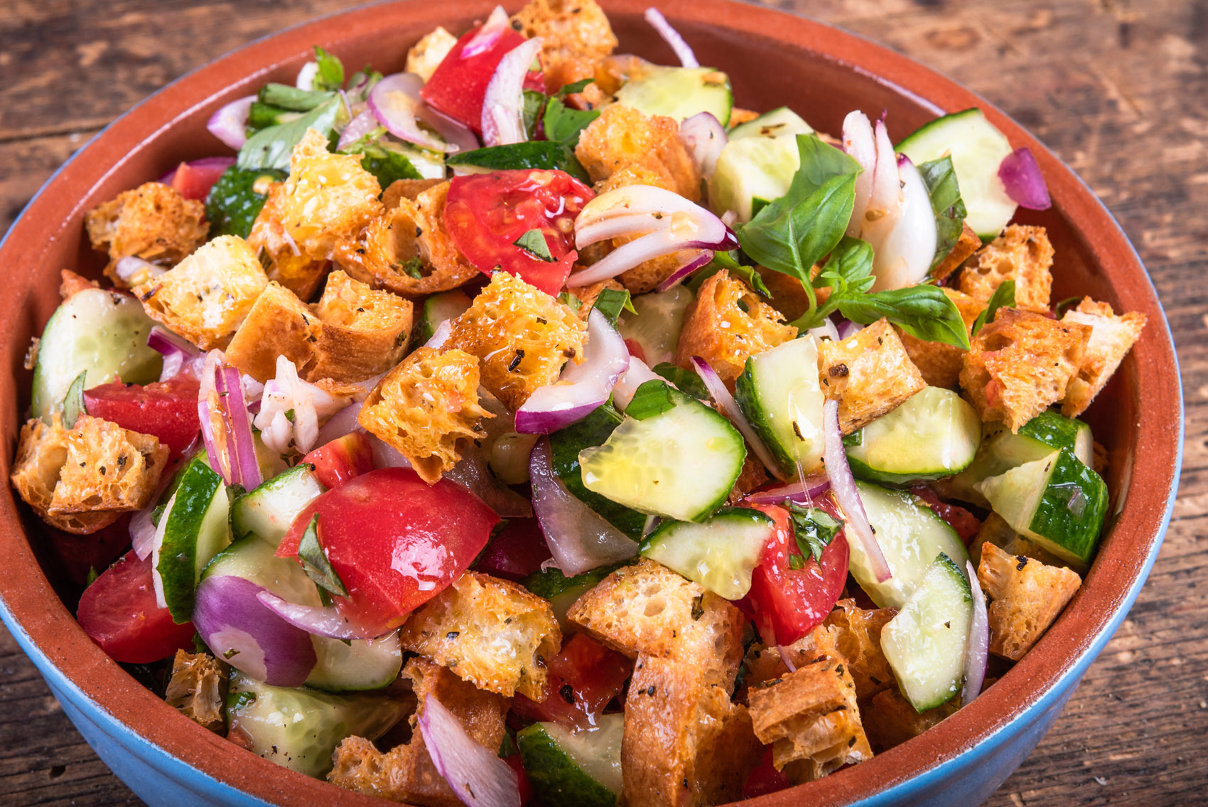 Ricette vegetariane: la panzanella con pomodori e cetrioli