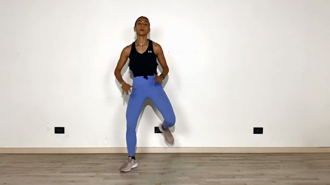 Gambe toniche in 7 minuti: walk workout con musica – Video