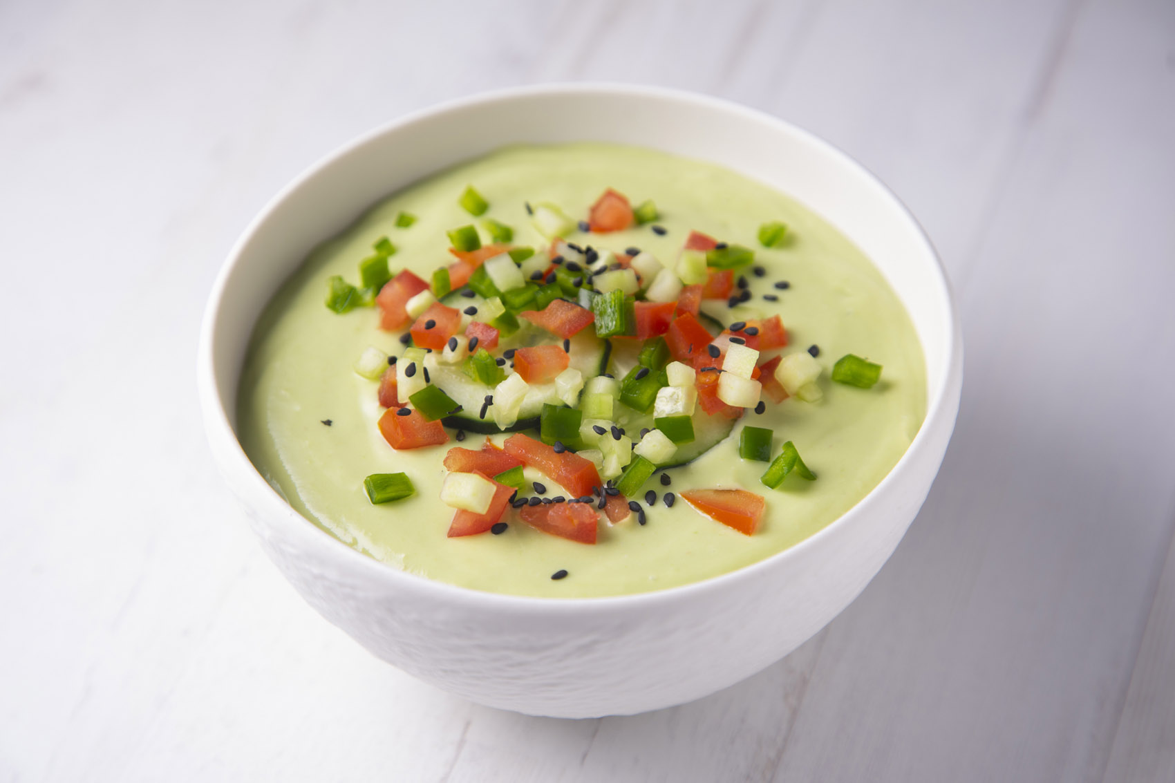Zuppe fredde: perché fanno bene e come prepararle
