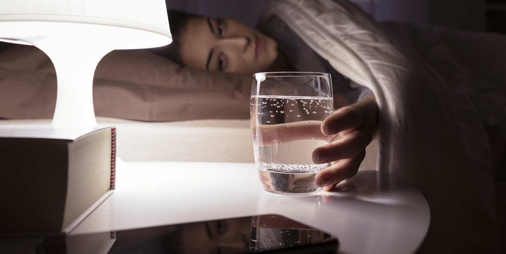 Bere acqua prima di dormire: benefici e controindicazioni Bere acqua prima di dormire: benefici e controindicazioni