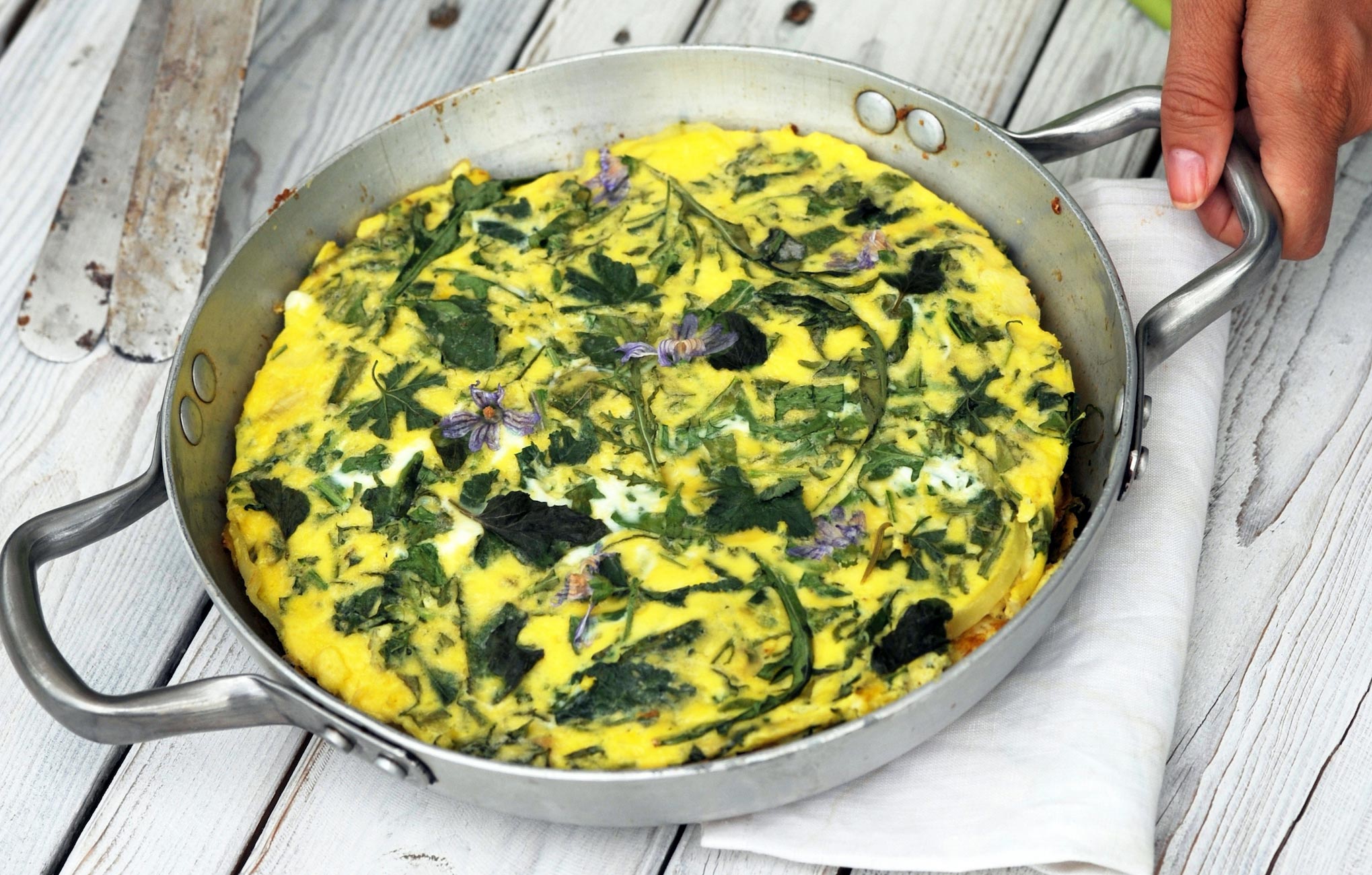 Tre ricette di primavera con erbe aromatiche e fiori di campo Tre ricette di primavera con erbe aromatiche e fiori di campo