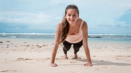 donna si allena in spiaggia, fitness, mare, esercizi