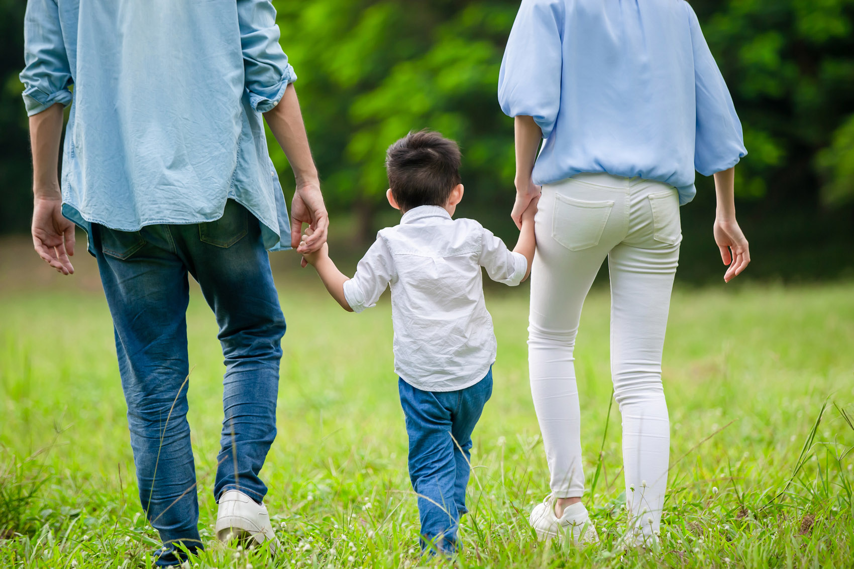 genitori con figlio da dietro, famiglia, bambino, madre, padre