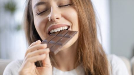 donna mangia cioccolato felice