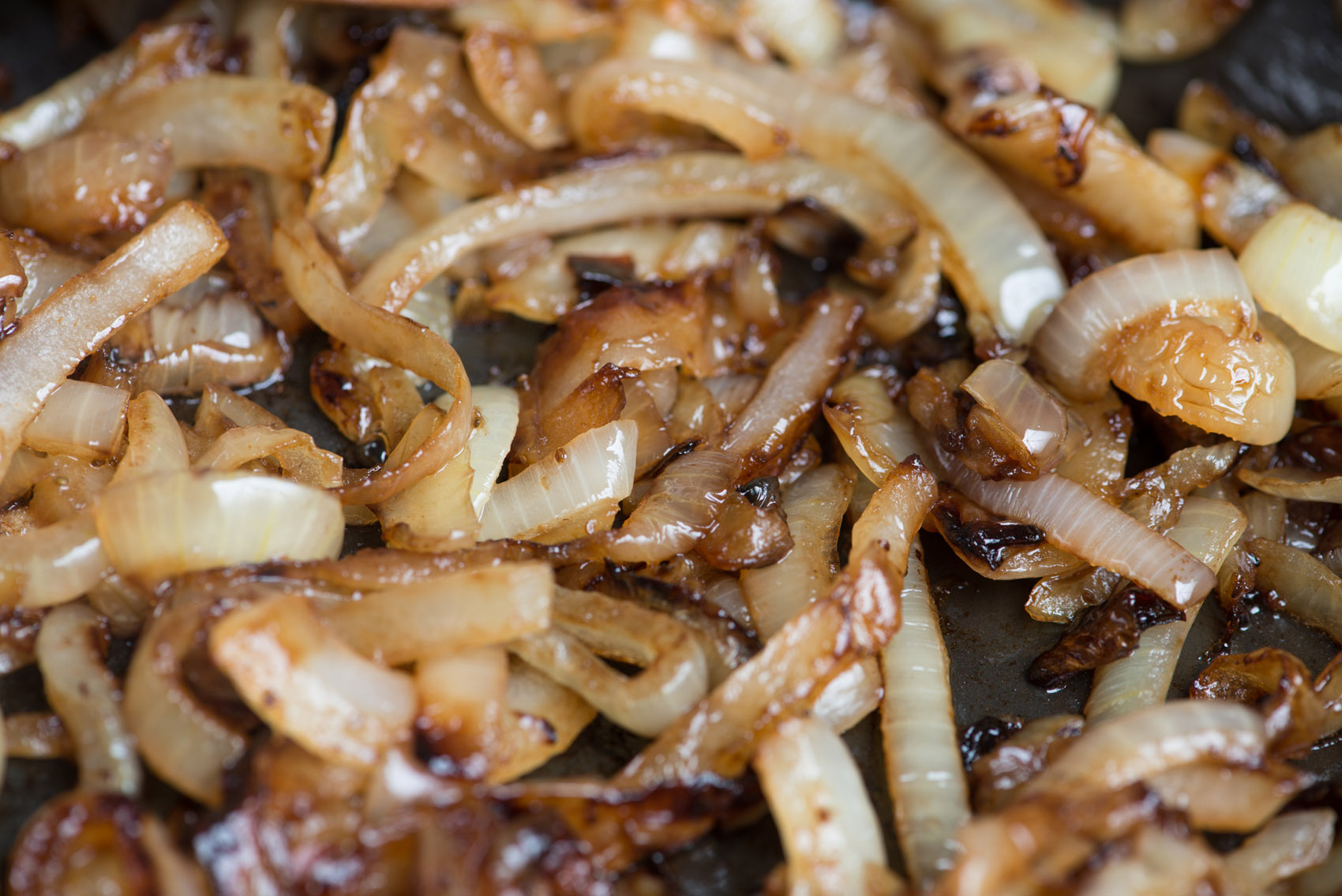 Ricette vegane: cipolle caramellate con i datteri