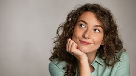 donna ragazza pensa al futuro positivo