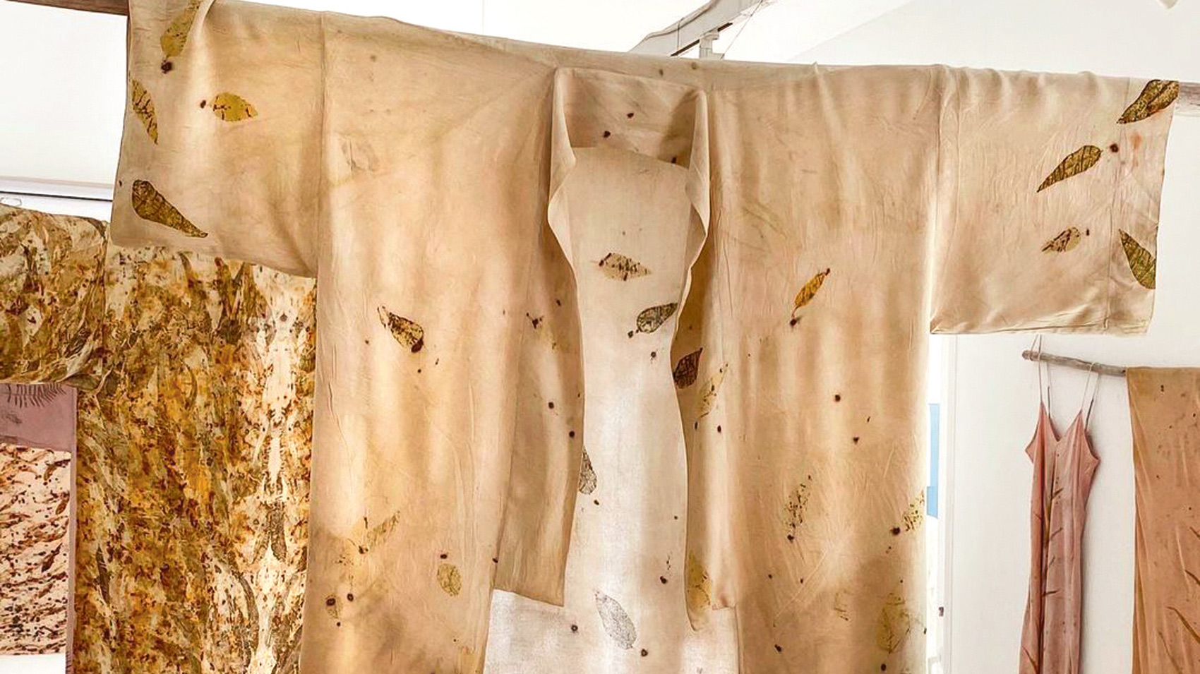 Ecoprint e tessitura botanica: come liberare la creatività con erbe e fiori Ecoprint e tessitura botanica: come liberare la creatività con erbe e fiori