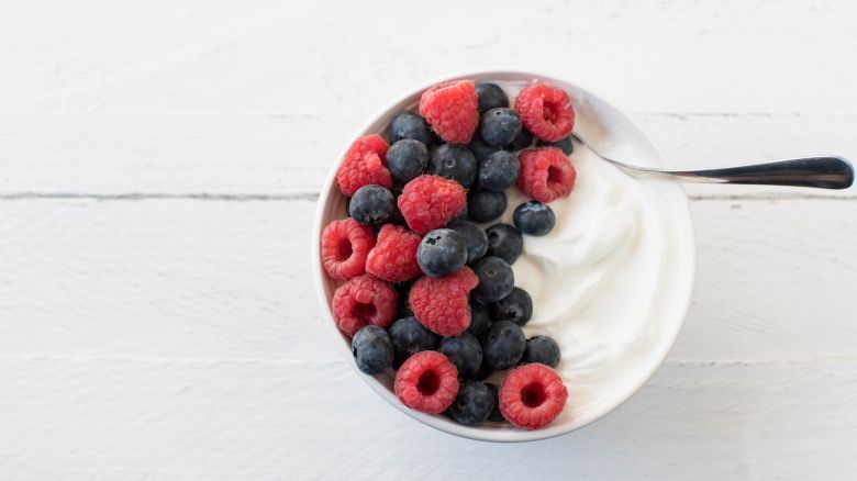 Skyr e fiocchi d’avena: scopri la colazione danese che piace a tutti (anche a cuore e intestino)