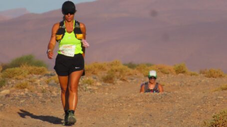 Donna cammina nel deserto