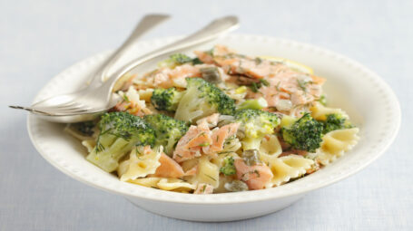 La ricetta antistanchezza: farfalle con broccoli e salmone