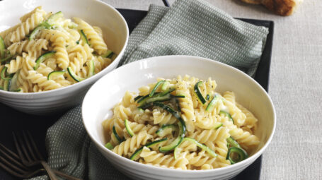 La ricetta super light: fusilli con zucchine e menta