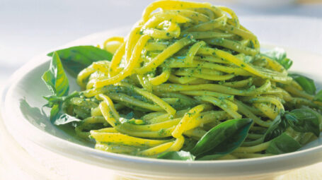 La ricetta per dormire bene: linguine al pesto di lattuga