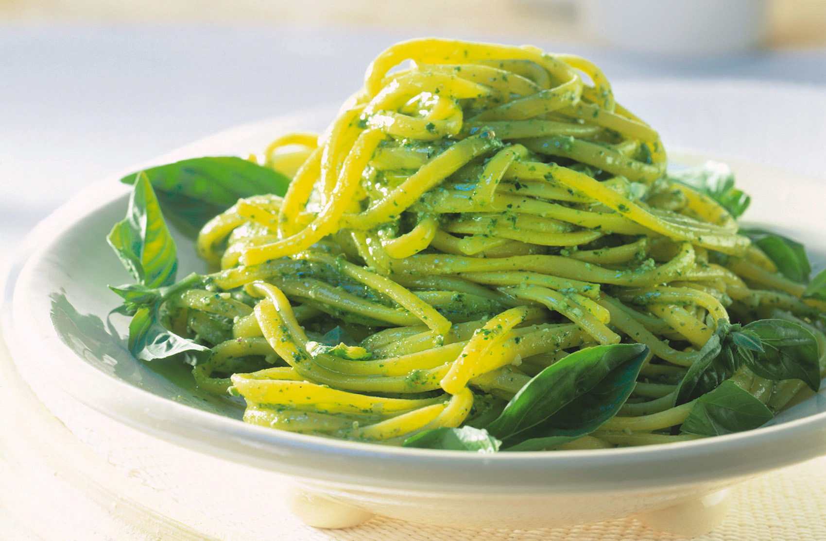 La ricetta per dormire bene: linguine al pesto di lattuga