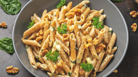 La ricetta del buonumore: penne integrali con ricotta e noci