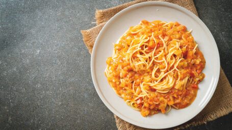 La ricetta per proteggere la pelle: spaghetti con sugo alle carote