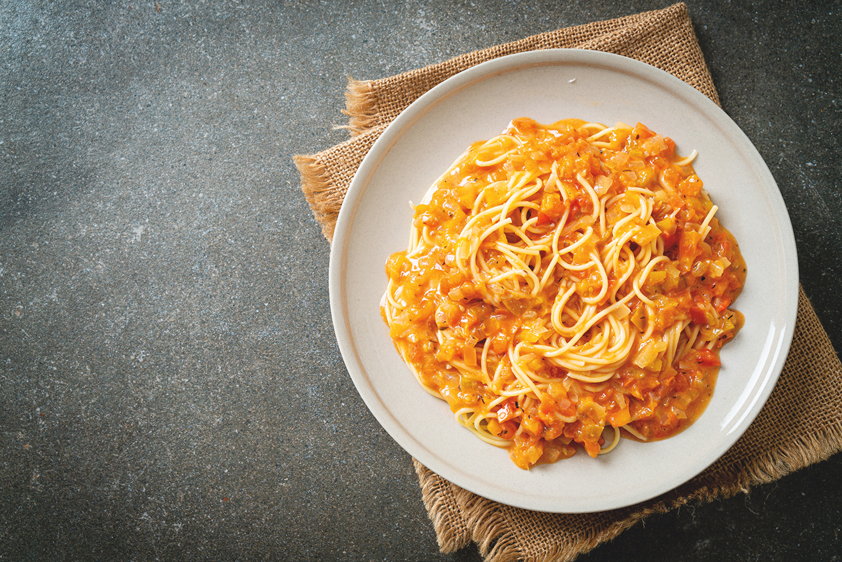 La ricetta per proteggere la pelle: spaghetti con sugo alle carote
