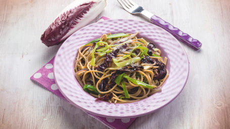 La ricetta detox: spaghetti integrali con radicchio rosso