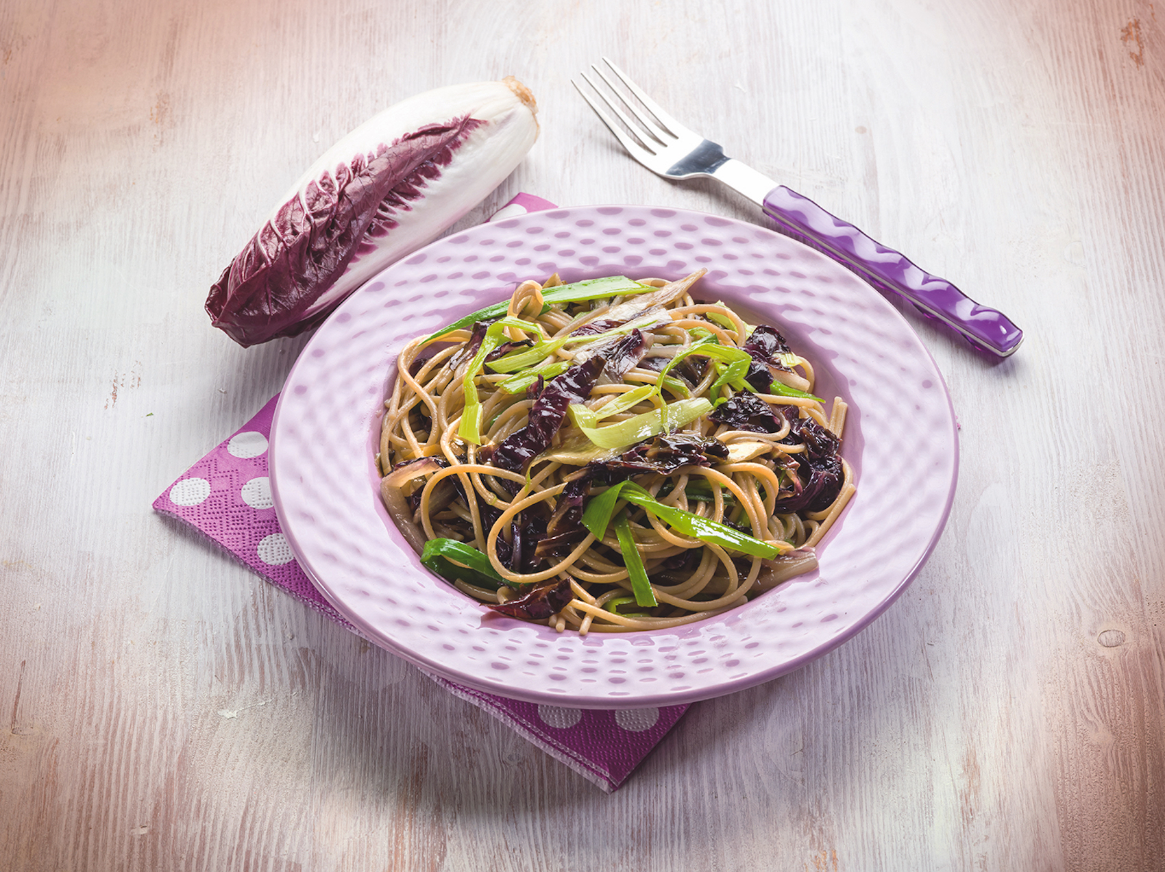 La ricetta detox: spaghetti integrali con radicchio rosso La ricetta detox: spaghetti integrali con radicchio rosso