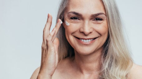 Menopausa: creme per pelle matura, terapie ormonali, sonno e movimento