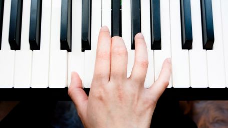 mano femminile suona pianoforte