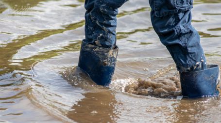 alluvione, acqua, fango, stivali