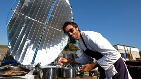 Forni, parabole e fornelli solari: come cucinare con il sole