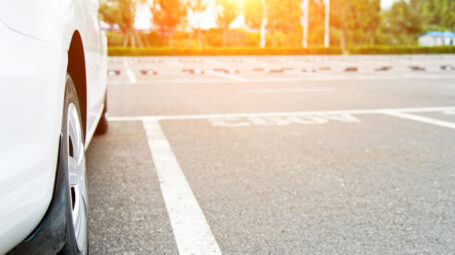 auto parcheggiata al sole