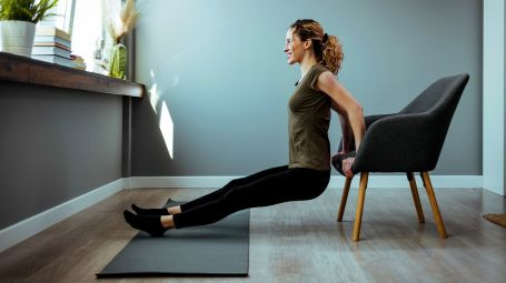 donna squat sedia fitness esercizi