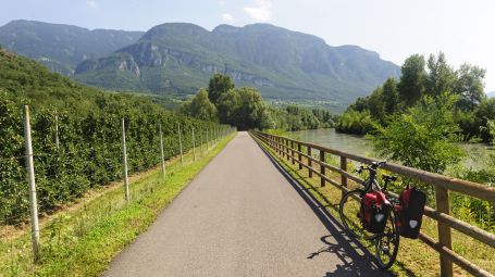 ciclovia, pista ciclabile, Adige, vicino Bolzano,