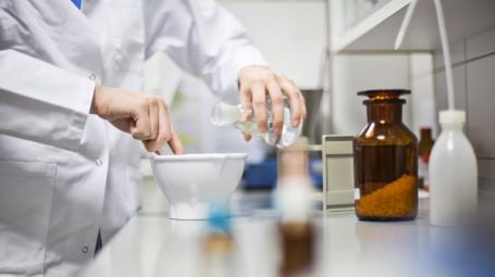 Farmacista, scienziata prepara farmaci, medicine