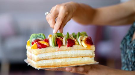 dolce, mani femminili che decorano la torta di frutta