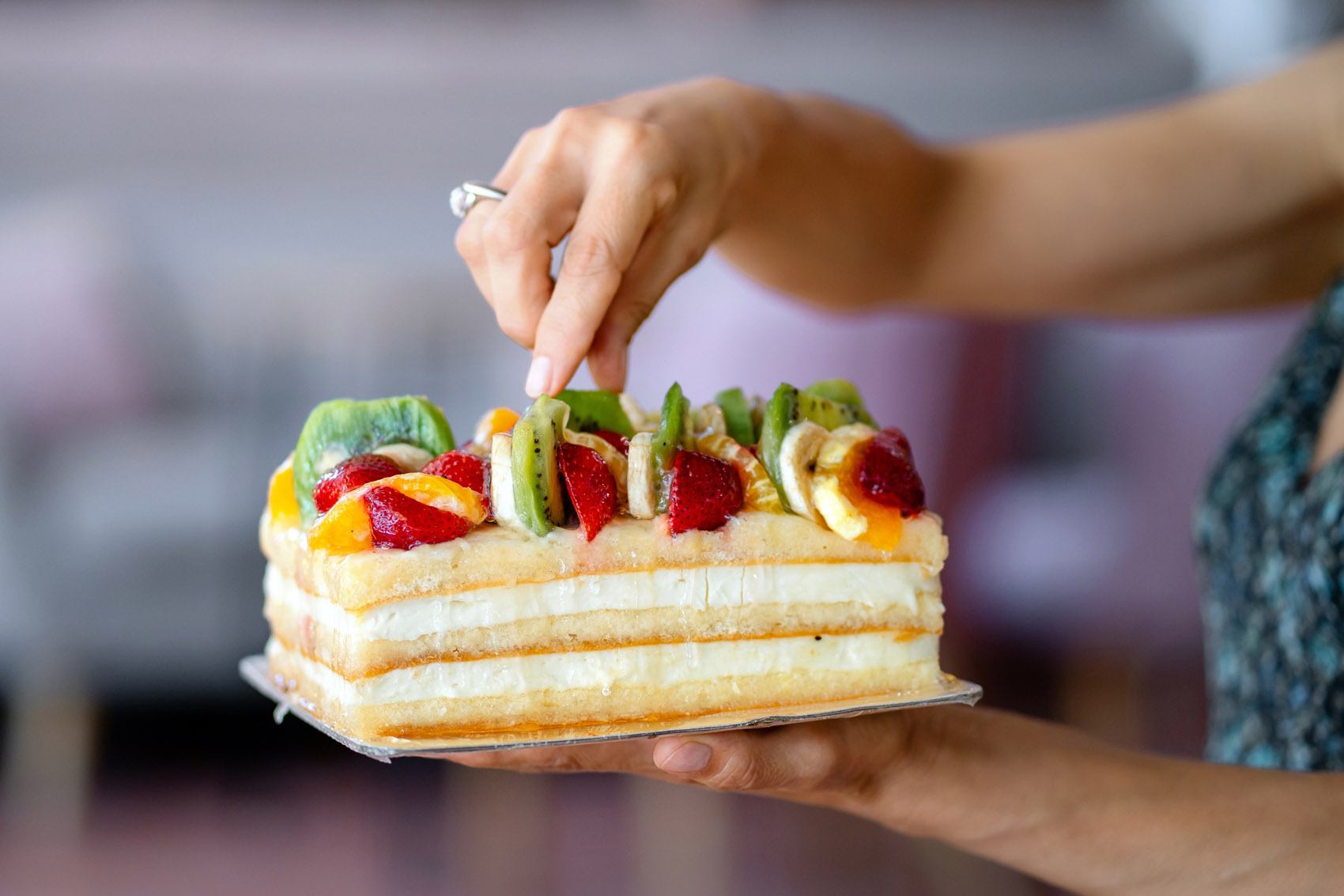 dolce, mani femminili che decorano la torta di frutta