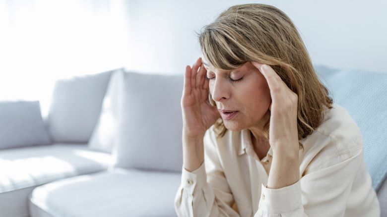 mal di testa, menopausa, donna matura