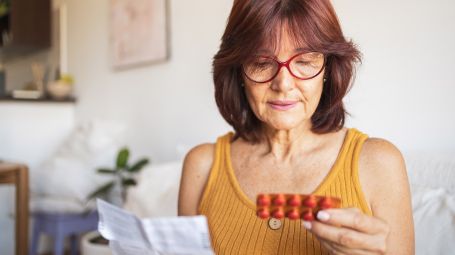 medicine, donna matura, menopausa, terapia ormonale