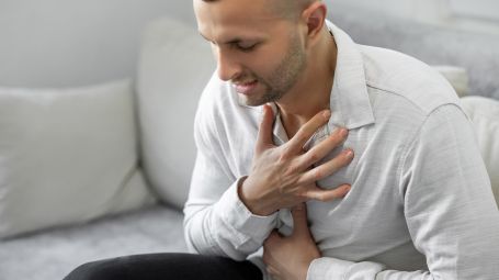 uomo si sente male, difficoltà respirare, dolore petto, torace