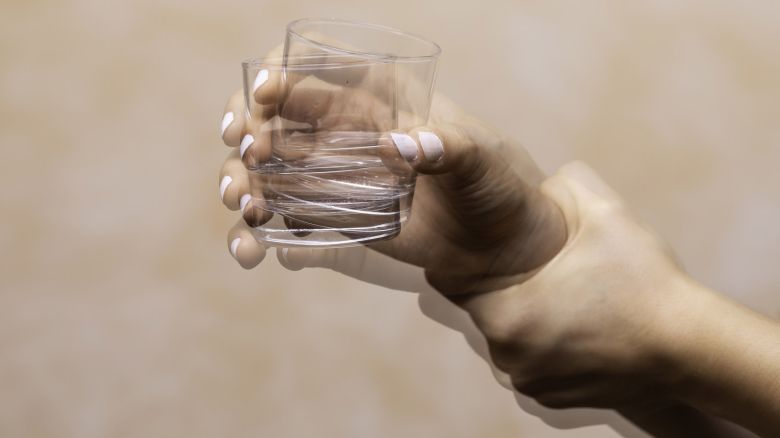 Tremore delle mani: quali le cause e le soluzioni