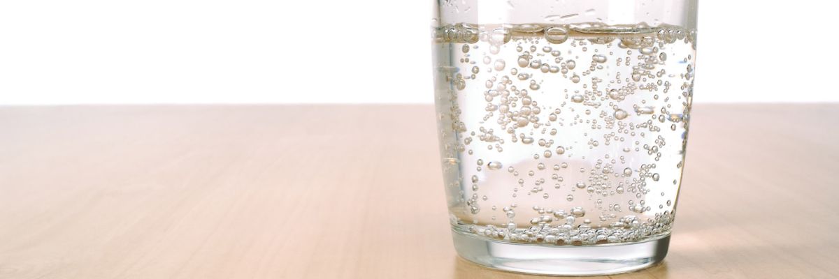 Acqua frizzante: cosa succede se la beviamo ogni giorno
