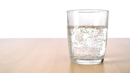 bicchiere di acqua frizzante