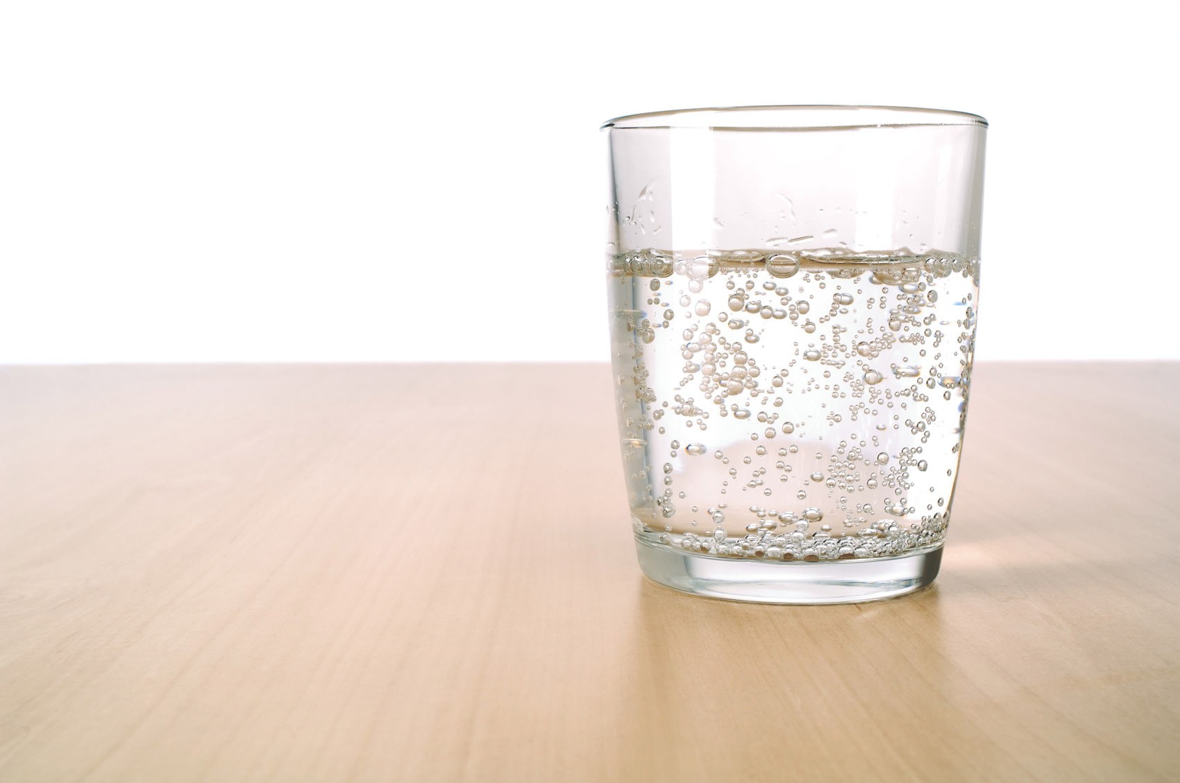 Acqua frizzante: cosa succede se la beviamo ogni giorno Acqua frizzante: cosa succede se la beviamo ogni giorno