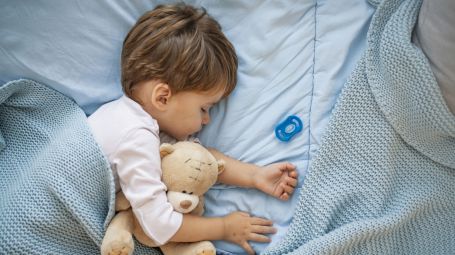 bambino dorme con orsacchiotto